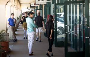 Shoppers Behavior, Photo: Dante Berdeuv, EDGExpo.com