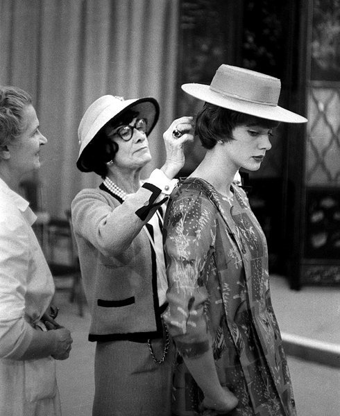Coco Chanel with model. photo Willy Rizzo, Flickr.com